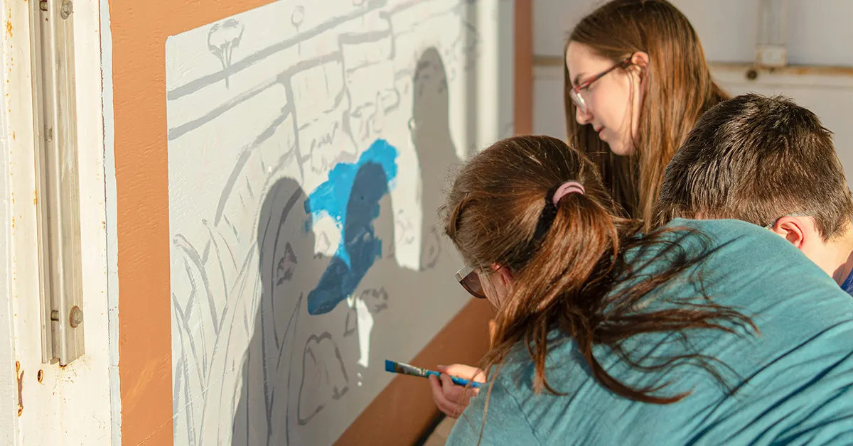 photo of high school students painting a mural together (featured image: "Why Creativity and Innovation Matter for Lifelong Student Learning" article)